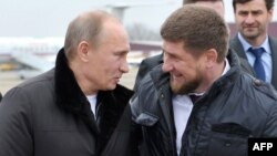 Президент России Владимир Путин и глава Чечни Рамзан Кадыров (справа).