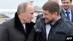 Орус президенти Путин жана чечен лидери Рамзан Кадыров (оңдо)