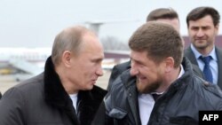 Президент России Владимир Путин и глава Чечни Рамзан Кадыров (справа).