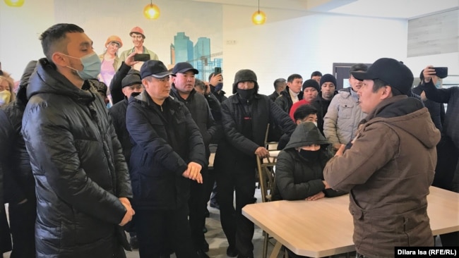 Представители бастующих на переговорах с директором компании Shymkent Bus Азатом Фархатовым. 3 февраля 2021 года.