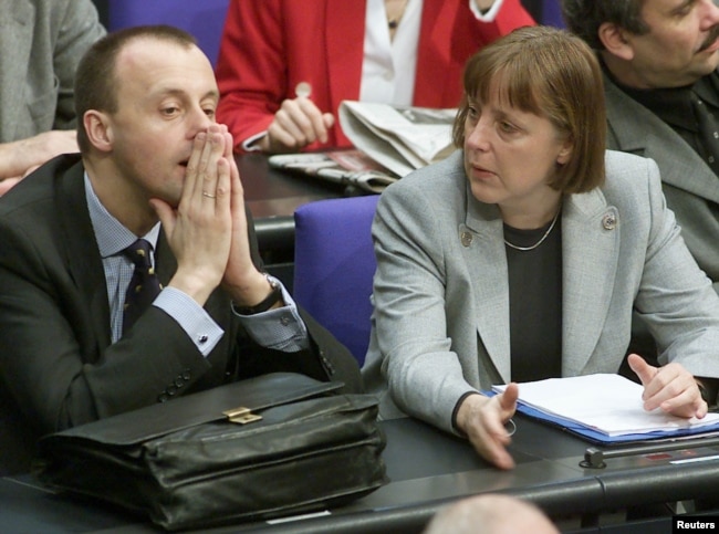 Angela Merkel duke biseduar me Friedrich Merz, atëherë anëtar i parlamentit gjatë një sesioni të Parlamentit gjerman në Reichstag të Berlinit, më 17 shkurt 2000.