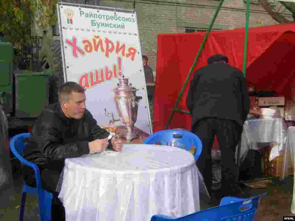 Узган шимбәдә Казанның Мәскәү базарында Балтач һәм Буа районы вәкилләре сәүдә итте. Рәсмиләр арзанрак азык-төлек, яшелчә тәкъдим ителүче мондый ярминкәләр Яңа елга кадәр булып торачак дип белдерә. Мондый ярминкәләр пенсиягә генә көн итүче өлкәннәр һәм аз керемлеләр күңеленә хуш килә. Көзге ярминкәләр вакытында шәһәр халкы арзан бәягә кышка җитәрлек бәрәңгесен, кишерен, суганын һәм кәбестәсен алып калырга тырыша.