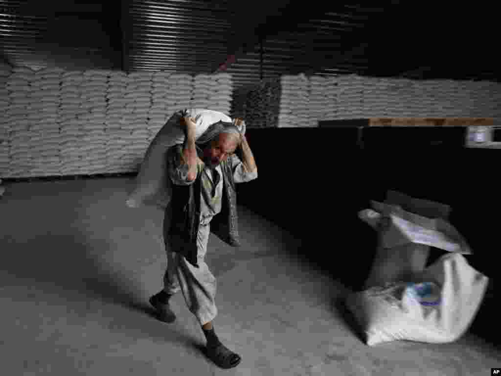 Afganistan - Zbog nedostatka donacija UN najavile smanjenje pomoći u hrani ovoj zemlji, Kabul, 27.06.2011. Foto: AP / Gemunu Amarasinghe
