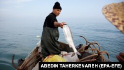 Xəzər dəniçində balıqçı, arxiv foto