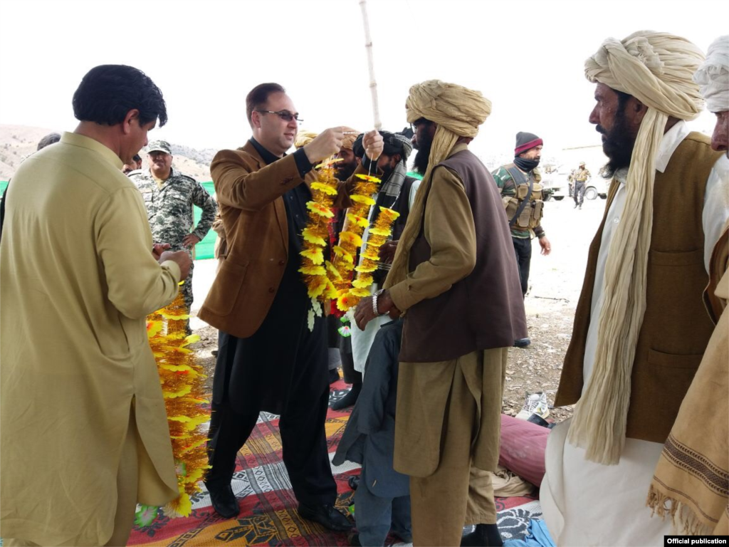 دا کډوال لومړی د بنو بکه خېلو کیمپ ته لېږدول کېږي