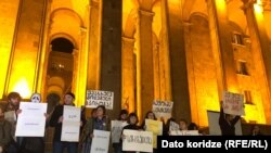 Акция протеста активистов движения «Позор» у здания парламента, 12 ноября 2019 г.