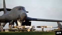 Utovar municiju u bombarder B-1 američkog ratnog vazduhoplovstva na bazi RAF Ferford na jugozapadu Engleske – jednoj od tri baze koje je Velika Britanija dozvolila američkim snagama da koriste za "određene odbrambene operacije", 11. mart 2026.