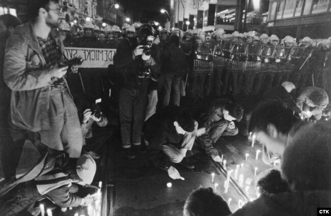 Студенты зажигают свечи перед кордоном милиции незадолго до разгона их демонстрации. 17 ноября 1989 года