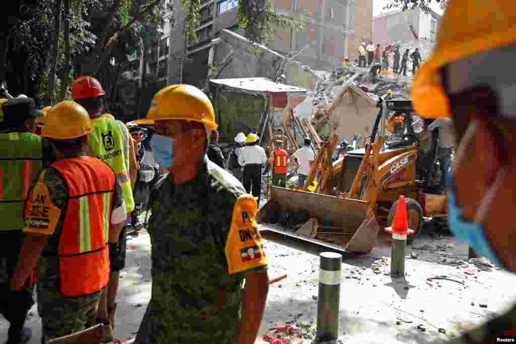 Mexico --Mexico /Soldiers and residents work at the site of a destroyed building after an earthquake hit Mexico City 19, 2017. REUTERS