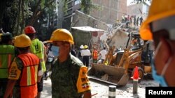 Спасатели на разборе завалов после землетрясения в Мексике. 19 сентября 2017 года.