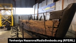 Один зі знайдених на Херсонщині човнів схожий на байдак, що зберігається на Хортиці