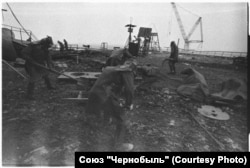 Т.нар. ликвидатори на покрива на АЕЦ Чернобил - военните, които разчистват с лопати радиоактивни останки от избухналия реактор, са изложени на изключително висока радиация.