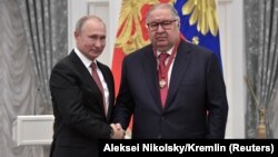 Sankcionisan je holding ruskog milijardera Ališera Usmanova. Na fotografiji sa ruskim predsjednikom Vladimirom Putinom koji ga je odlikovao 2018. godine, Kremlj.