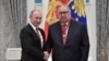 Presidentin rus Vladimir Putin dhe miliarderit rus Alisher Usmanov, kompania e të cilit u sanksionua. Kremlin, 2018.