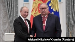 Presidentin rus Vladimir Putin dhe miliarderit rus Alisher Usmanov, kompania e të cilit u sanksionua. Kremlin, 2018.