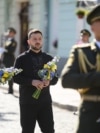 Украинанын президенти Владимир Зеленский жана биринчи айымы Олена Зеленская Эгемендик күнүндө согушта курман болгондордун эстелигине гүлчамбар коюшту. 24-август, 2026-жыл.