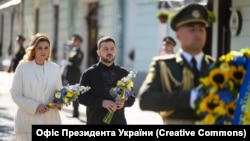 Украинанын президенти Владимир Зеленский жана биринчи айымы Олена Зеленская Эгемендик күнүндө согушта курман болгондордун эстелигине гүлчамбар коюшту. 24-август, 2026-жыл.