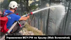 Тушение пожара в Ялте, скриншот с видео управления МСЧ РФ по Крыму, 26.08.2026