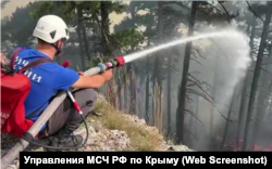 Тушение пожара в Ялте, скриншот с видео крымского главка МЧС РФ, 26 августа 2026 года