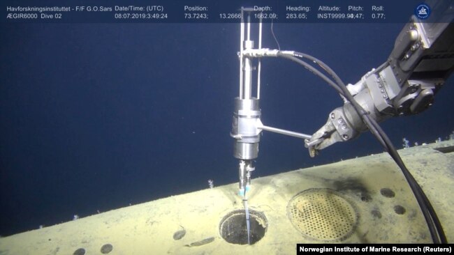 "Aegir 6000" uzima uzorke vode iz ventilacione cijevi olupine Komsomoleca na dan 9. jula.