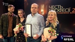 Журналіст програми «Схеми» Сергій Андрушко (в центрі) отримав нагороду на конкурсі «Честь професії-2017». На фото частина команди програми «Схеми» під час церемонії вручення 