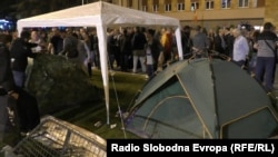 Protestuesit nën tenda.