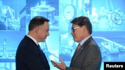Польшанын президенти Анджей Дуда жана АКШнын энергетика министри Рик Перри келишимге кол коюлганда. Варшава, 8-ноябрь, 2018-жыл. 