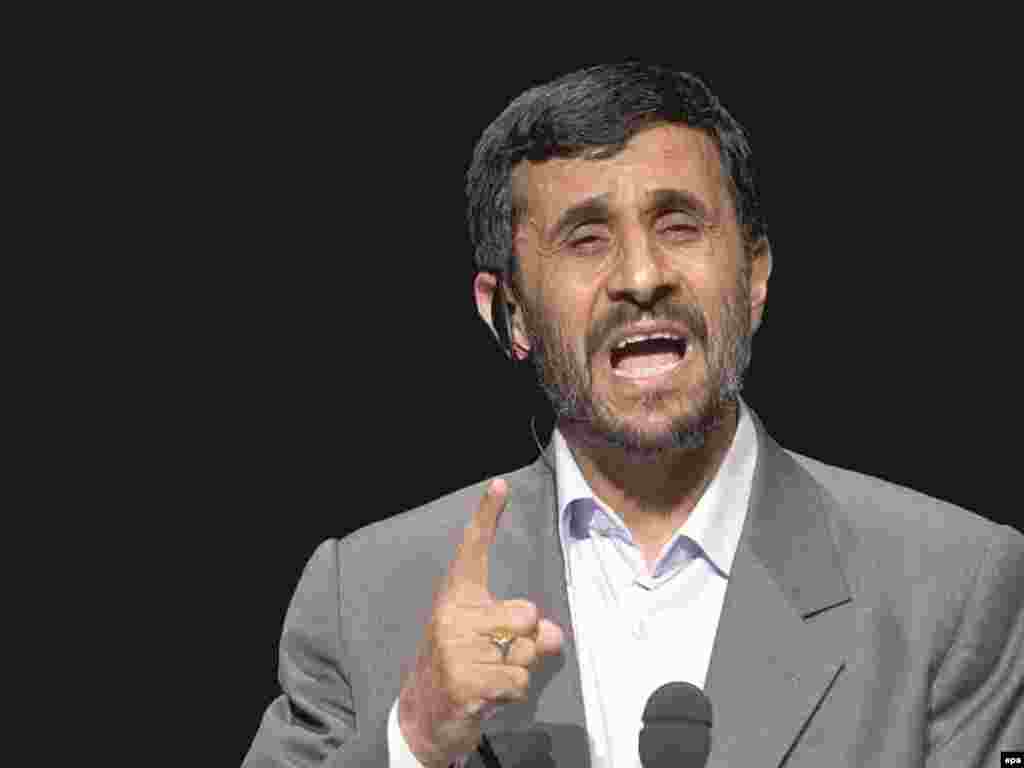 محمود احمدی نژاد، رييس جمهوری اسلامی در حال سخنرانی در دانشگاه کلمبيا، نيويورک