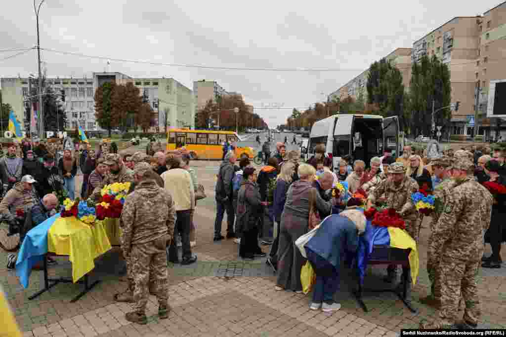 Присутні прощаються з військовими, двоюрідними братами, які загинули в один день, стоячи на захисті України. Бровари, 14 вересня 2026 року