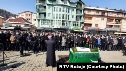Brojni ljudi prisustvovali su posljednjem ispraćaju i sahrani umrlog Rafeta Husovića, pritom se ne pridržavajući epidemioloških mjera, Rožaje (11. mart)
