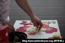 Проукраїнські кримчани, які відкрито ігнорували так зване голосування, на знак протесту 16 березня 2014 року провели флешмоб із приготуванням чебуреків і вареників