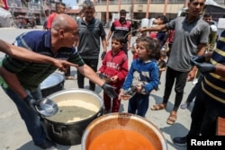 Și-a reluat activitatea umanitară în Gaza World Central Kitchen (WCK), organizația care a pierdut șapte voluntari într-un atac israelian din Gaza. Uciderea lor a fost urmată de înăsprirea tonului aliaților Israelului către guvernul lui Benjamin Netanyahu.