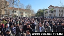 Pamje nga protesta jashtë objektit të Kuvendit në Tiranë.