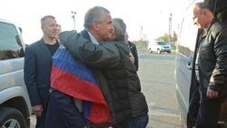 Моряки «Норда» встречаются с российским главой Крыма Сергеем Аксеновым после возвращения в Крым, октябрь 2018 года