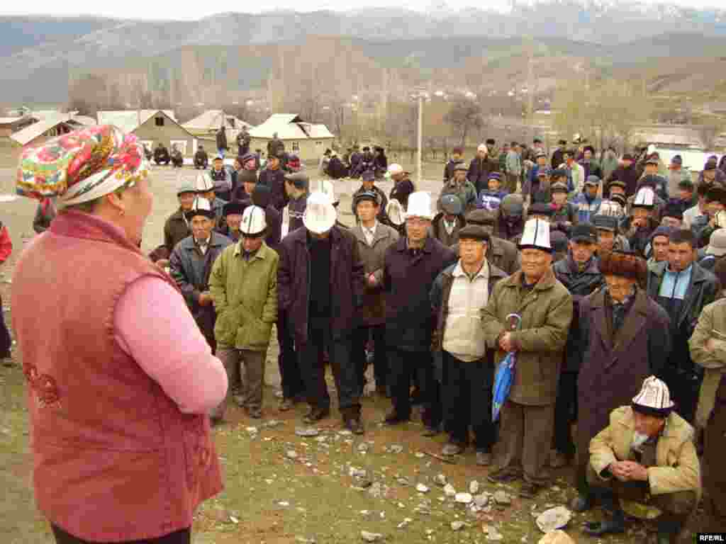 Уюштуруучулар бул жерге 500дөй адам топтолгонун билдирди. - Commemoration Events in Aksy District of Jalal-Abat Region Devoted to Victims of 17-18 March Aksy Shooting. Kyrgyzstan - March 17, 2009. Photos byJanar Akaev.
