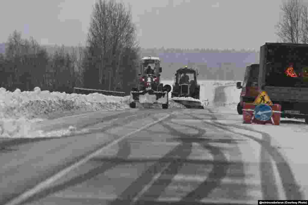 Прыбіраюць сьнег на агульнадзяржаўных і мясцовых дарогах амаль 2 тысячы адзінак тэхнікі, паведамілі ў Міністэрстве транспарту і камунікацый.