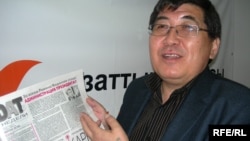 «Тасжарған» оппозициялық газетінің бас оқырманы Ермұрат Бапи Азаттық радиосына сұқбат беріп тұр. Алматы, 27 сәуір 2009 жыл.