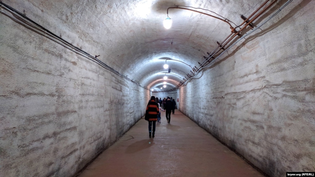 Turistët brenda një korridori të bazës së nëndetëseve Balaklava në prill të vitit 2019. Baza funksionon nën kontrollin rus si Muzeu i Luftës së Ftohtë në Balaklava.