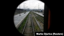 Krediti koje je uzela Srbija odnose se na izgradnju železničke infrastrukture. Na slici se vide šine kroz prozor voza na Glavnoj železničkoj stanici u Beogradu. 