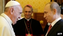 Папа Римський Франциск (ліворуч) під час зустрічі з президентом Росії Володимиром Путіним. Ватикан, 10 червня 2015 року 