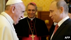Глава Католицької церкви Франциск (ліворуч) і президент Росії Володимир Путін. Ватикан, 10 червня 2015 року
