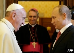 Папа Римський Франциск (ліворуч) під час зустрічі з президентом Росії Володимиром Путіним. Ватикан, 10 червня 2015 року