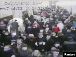 Меркаваны момант закладкі выбуховага прыстасаваньня ля адной з калёнаў на станцыі "Кастрычніцкая". Здымкі з камэры відэаназіраньня, якія дэманстравалі ў судзе