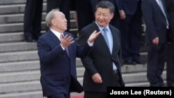Нурсултан Назарбаев (слева) в бытность президентом Казахстана и президент Китая Си Цзиньпин. Пекин, 7 июня 2018 года.