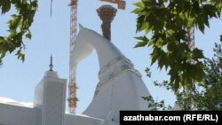 Aşgabat. Olimpiýa şährçesinde gurlan stadiondaky at heýkeli