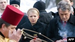 Президент Віктор Ющенко та Прем’єр-міністр Юлія Тимошенко взяли участь у церемонії біля братньої Аскольдової могили в Києві і поклали квіти до пам’ятника Героям Крут