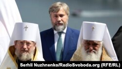 Вадим Новинський (у центрі) стверджує, що зараз перебуває у столиці України та продовжить і надалі тут залишатися. 