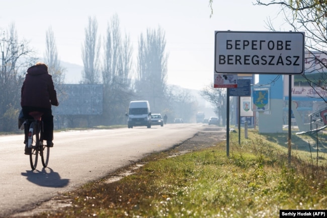 Un segnale stradale a Berehove, in Ucraina, è scritto sia in ucraino che in ungherese.