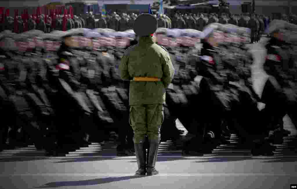 MArina ruse marshon në Sheshin Dvortsovaya gjatë një prove për paradën ushtarake në Shën Petersburg, Rusi