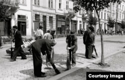 Evrei la munca obligatorie la Cernăuți după intrarea trupelor române (photo: Willy Pragher)